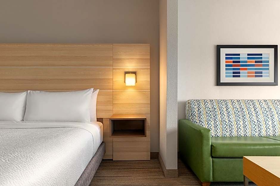 Holiday Inn Express and Suites Staunton By IHG