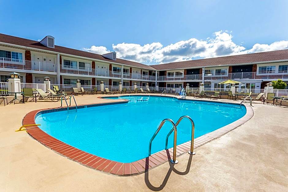 Days Inn & Suites by Wyndham Roseville/Detroit Area