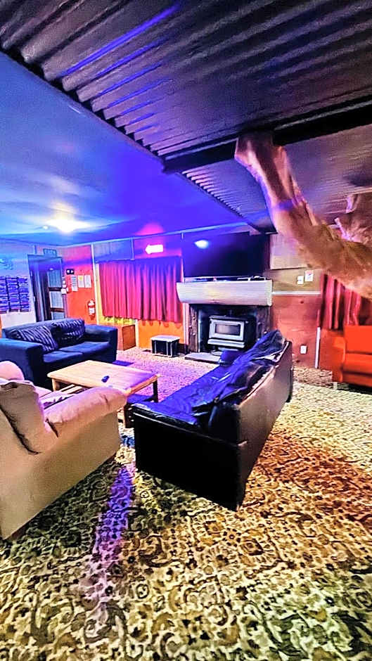 The Crossing Lodge & Backpackers