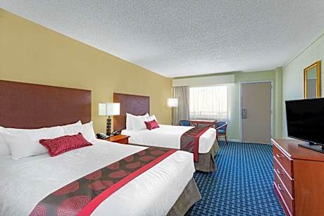 Deluxe Queen Room with Two Queen Beds - Non-Smoking