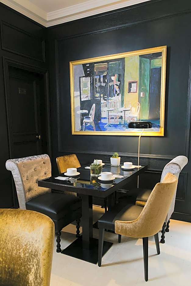 Hotel de Neuville Arc de Triomphe