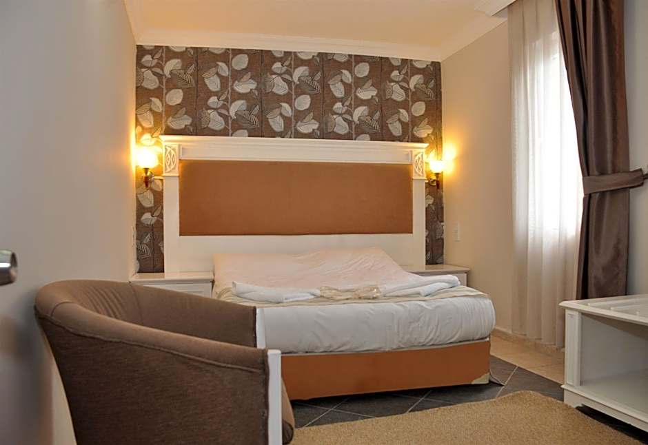 Moonshine Hotel & Suites