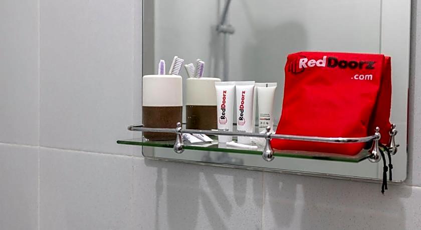 RedDoorz Hostel @ Manado Green Hostel