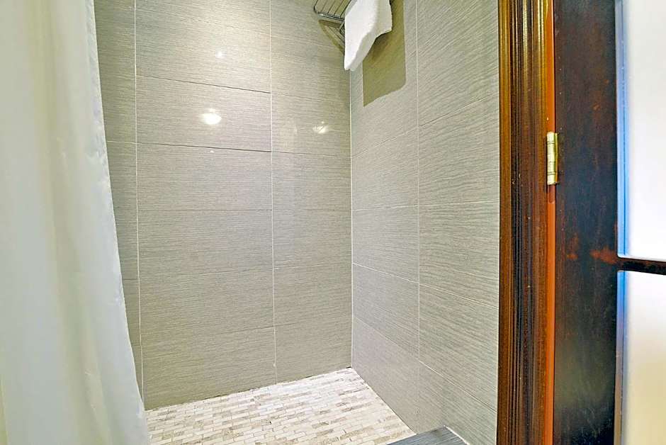 Woodbine Hotel & Suites