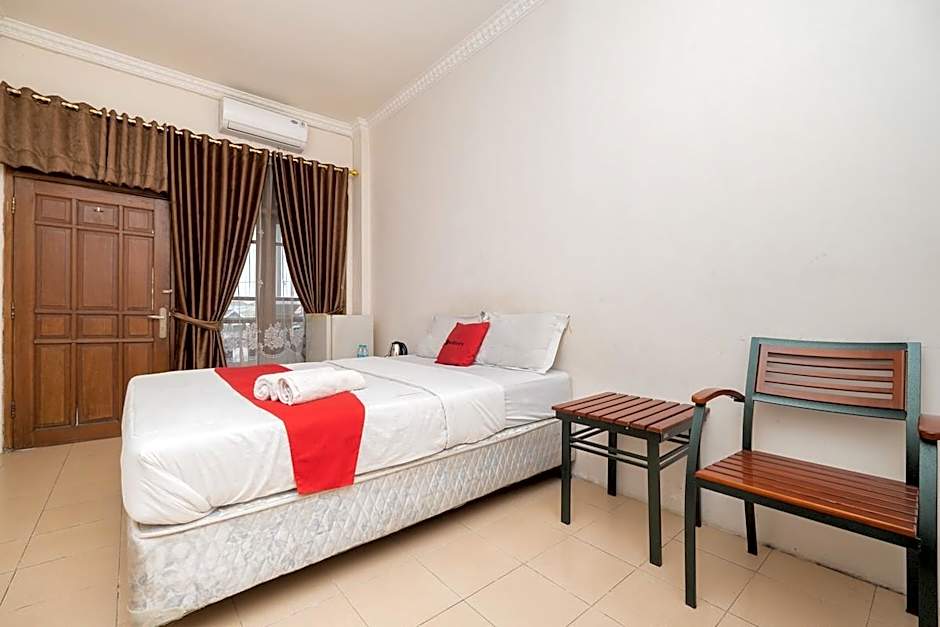 RedDoorz Plus @ Gunungsari Surabaya