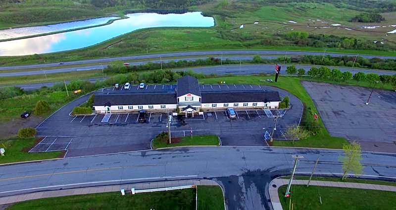 Econo Lodge Inn & Suites