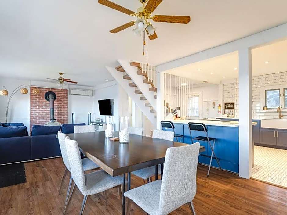 Cozy family waterfront retreat recently renovated