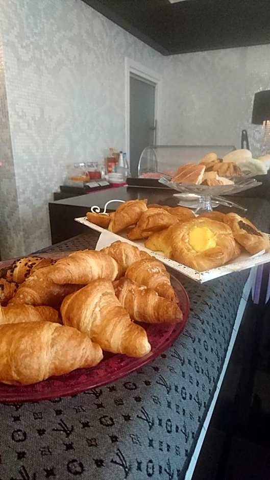 Hotel In - Lounge Room