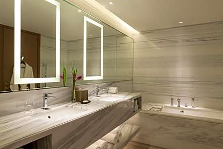 Presidential King Suite with Pool View