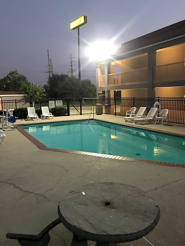 Super 8 by Wyndham Slidell