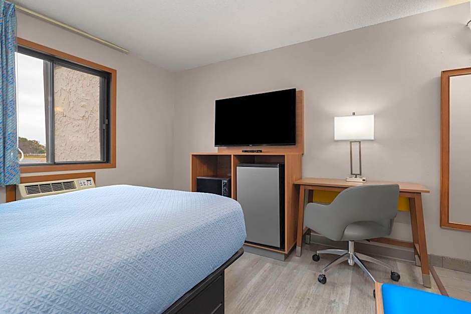 Days Inn by Wyndham Austin