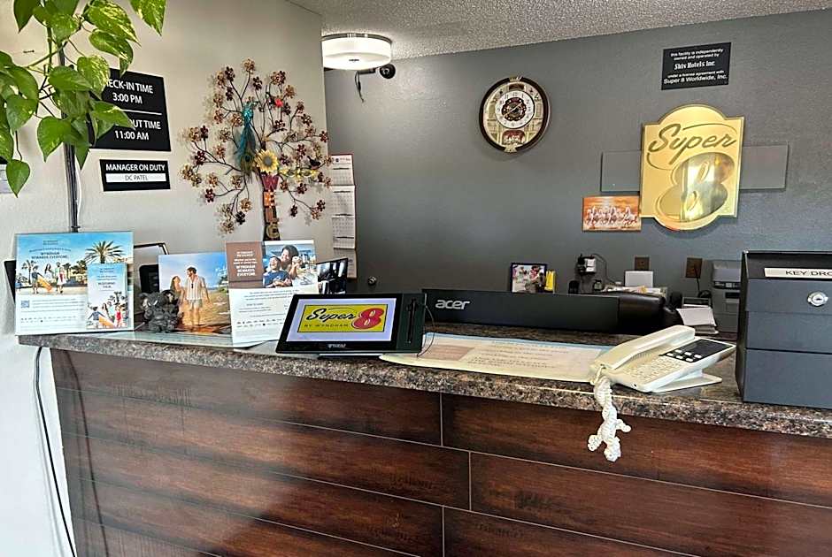 Super 8 by Wyndham Perry IA