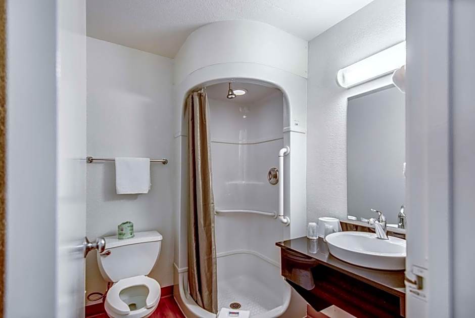 Super 8 by Wyndham Tracy