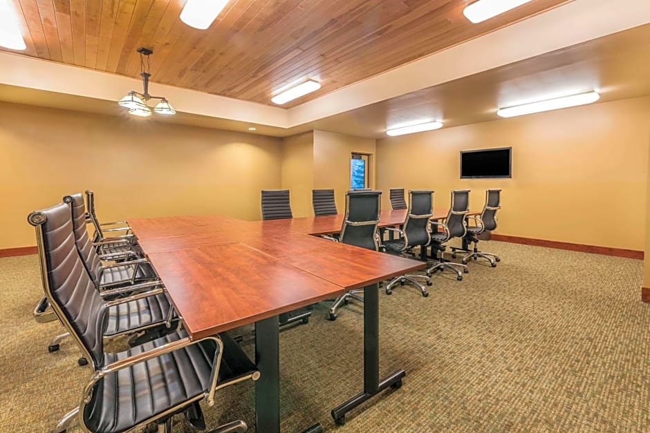 Clarion Hotel & Suites