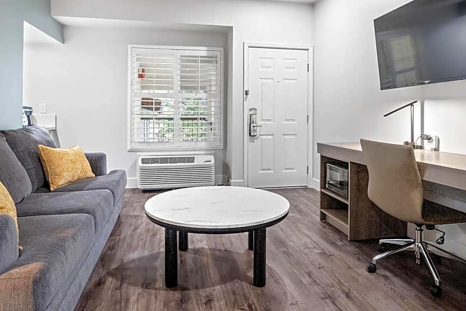 University Park Inn & Suites, an Ascend Collection Hotel