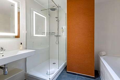 1 Queen 2 Single Beds, Family Room