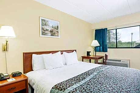 One Queen Bed Room - Disability Access/Non-Smoking