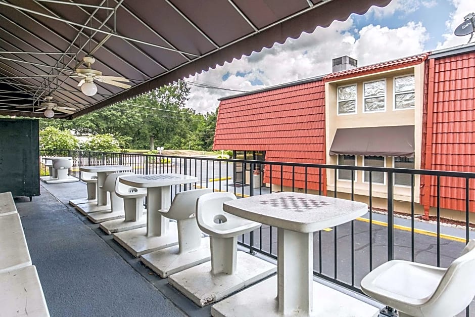 Econo Lodge North