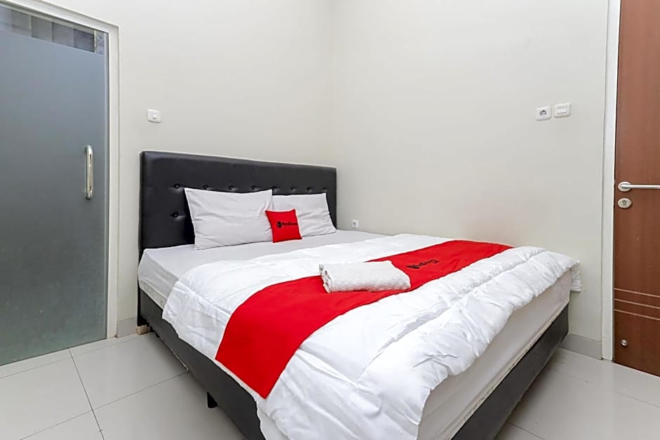 RedDoorz at Ngaggel Jaya Surabaya