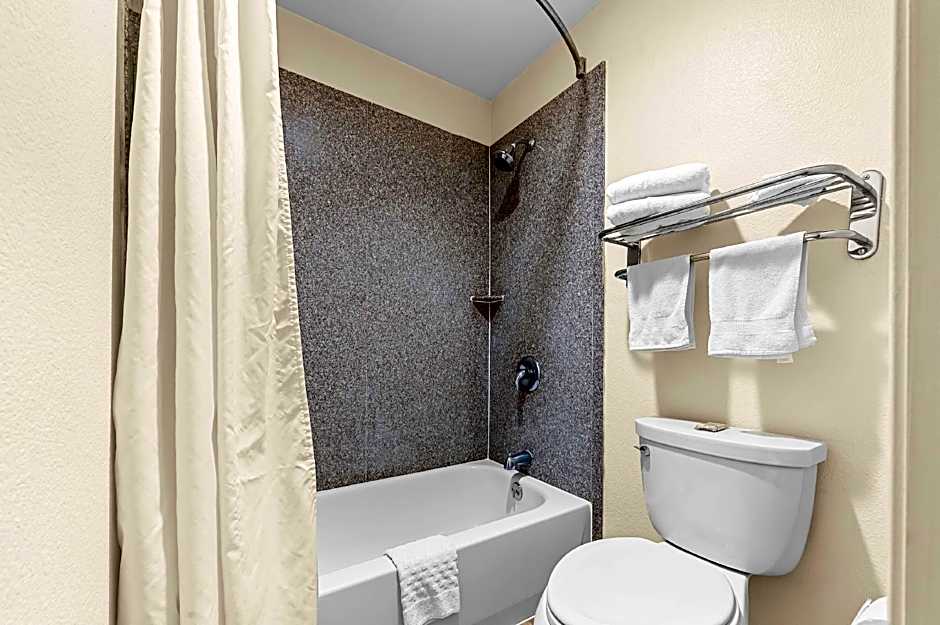 Best Western Delhi Inn