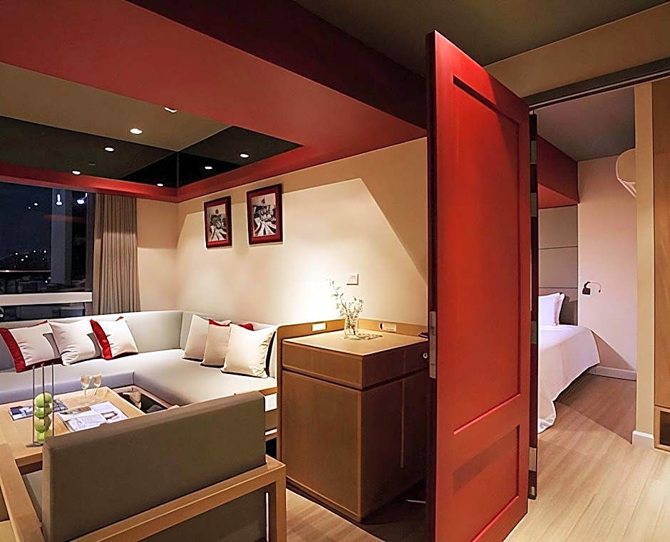 The Quarter Hualamphong by UHG