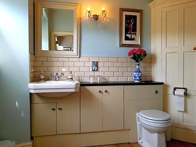 No 6 The Square Tearooms & Accommodation