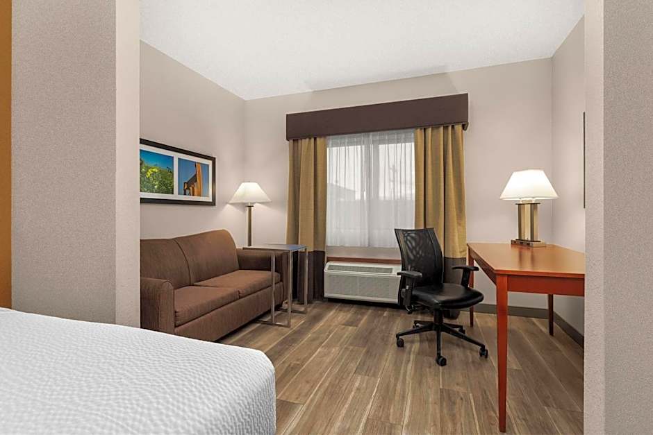 La Quinta Inn & Suites by Wyndham Midwest City - Tinker AFB
