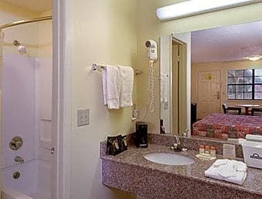 Days Inn by Wyndham Downtown-Nashville West Trinity Lane