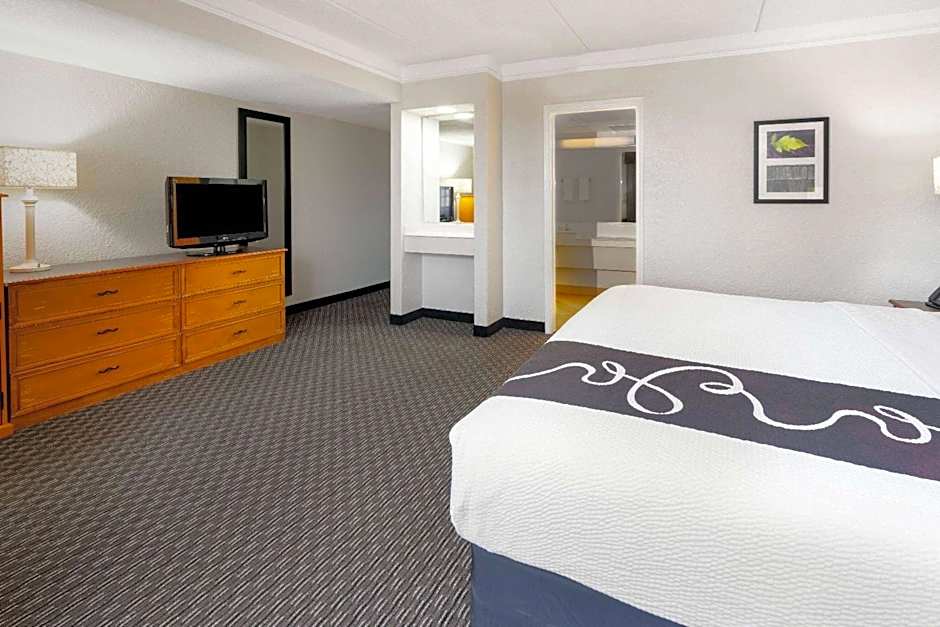 Super 8 by Wyndham The Woodlands North