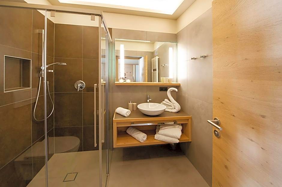 Haus Gregori Modern & Central Stay in Vineyard with Rooftop & Served Breakfast