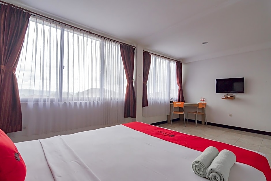 RedDoorz near Sukabumi Station 2