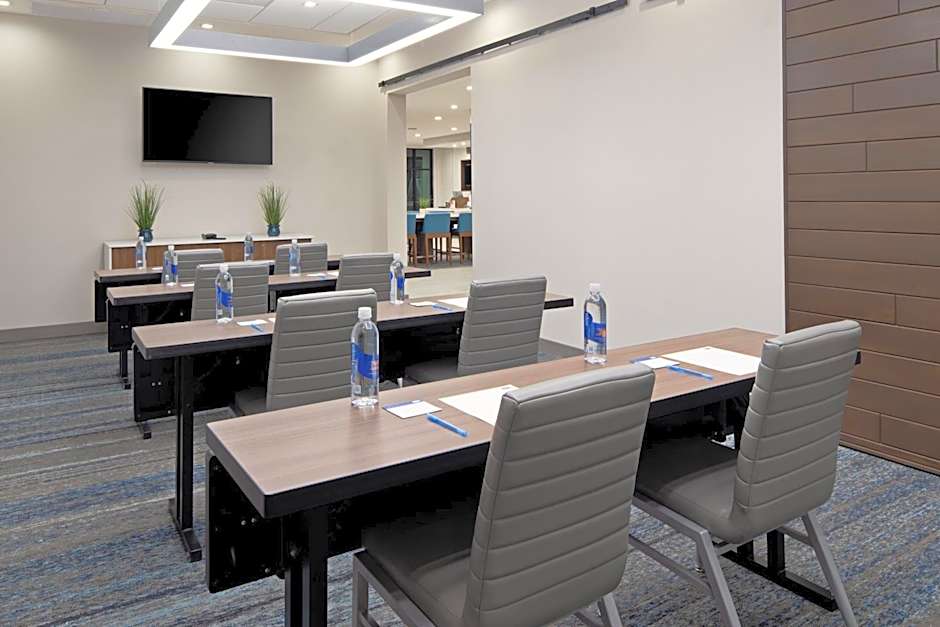 Holiday Inn Express and Suites Valencia - Santa Clarita By IHG