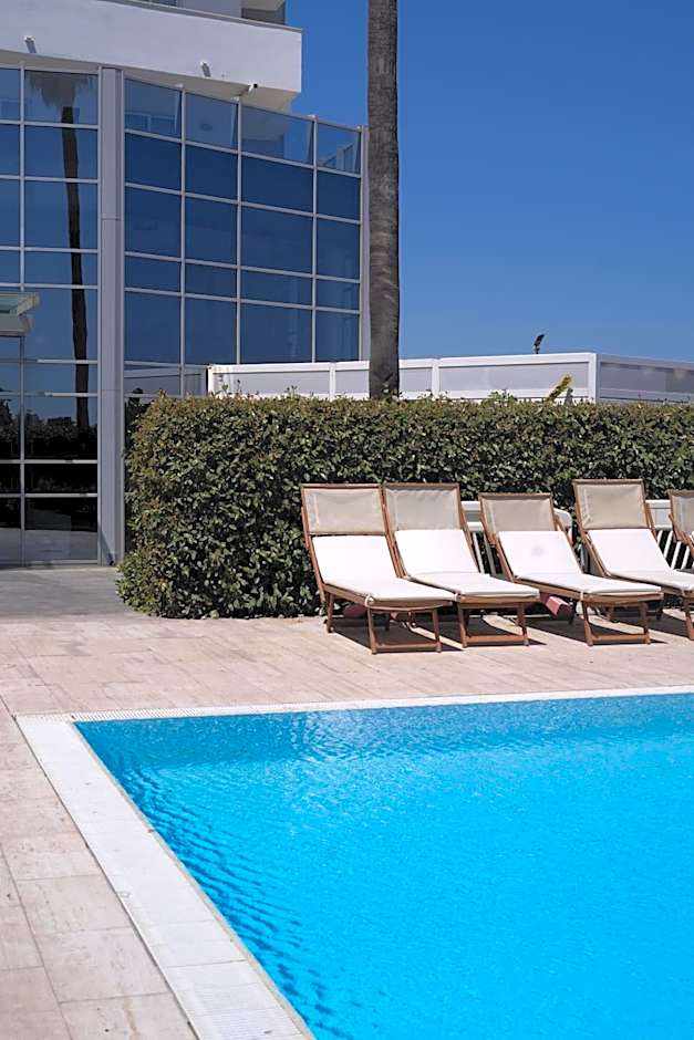 Sea Lion Hotel