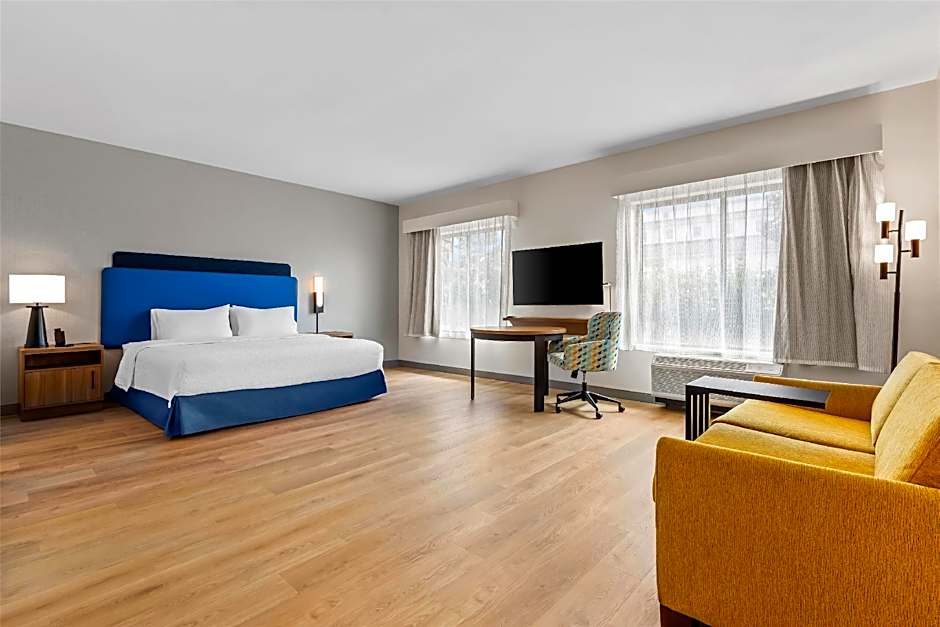 Foto 1 di 4 di Studio 1 King Bed, Hearing/Mobility Accessible, Roll in Shower