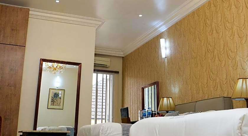 Cromwell Courtyard Hotel 