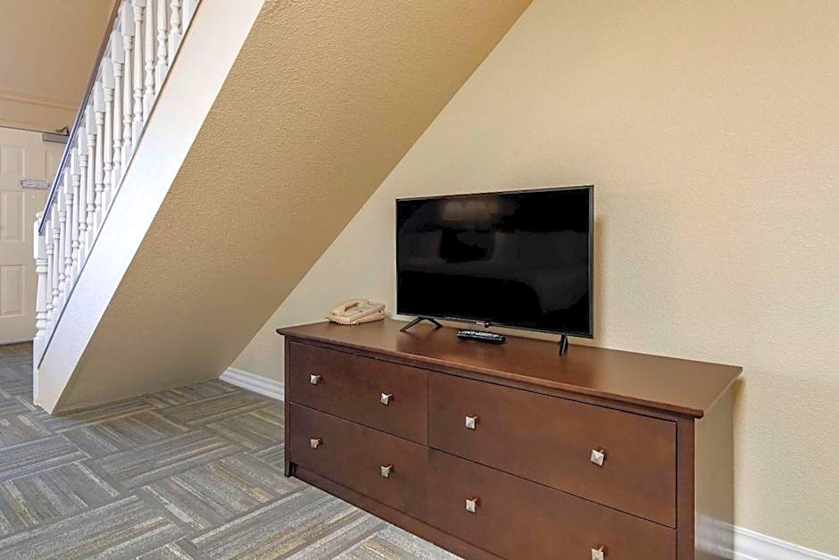 Econo Lodge Inn & Suites