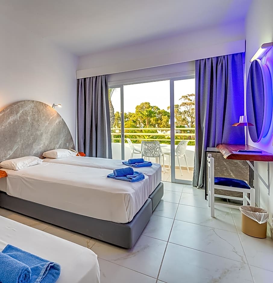 Adelais Bay Hotel