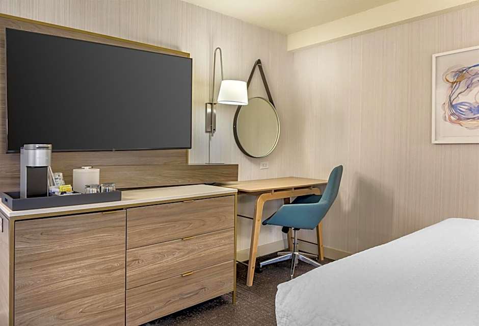 Photo 1 of 6 of Deluxe 1 Queen Bed