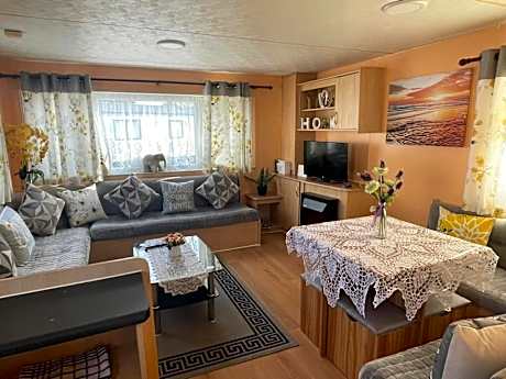 Bright Family Caravan with Deck & BBQ at Seawick Holiday Park, Clacton