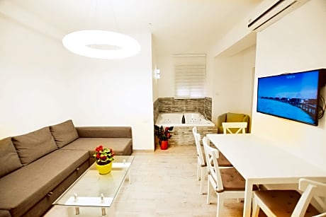 Luxury Two-Bedroom Apartment with Spa Bath