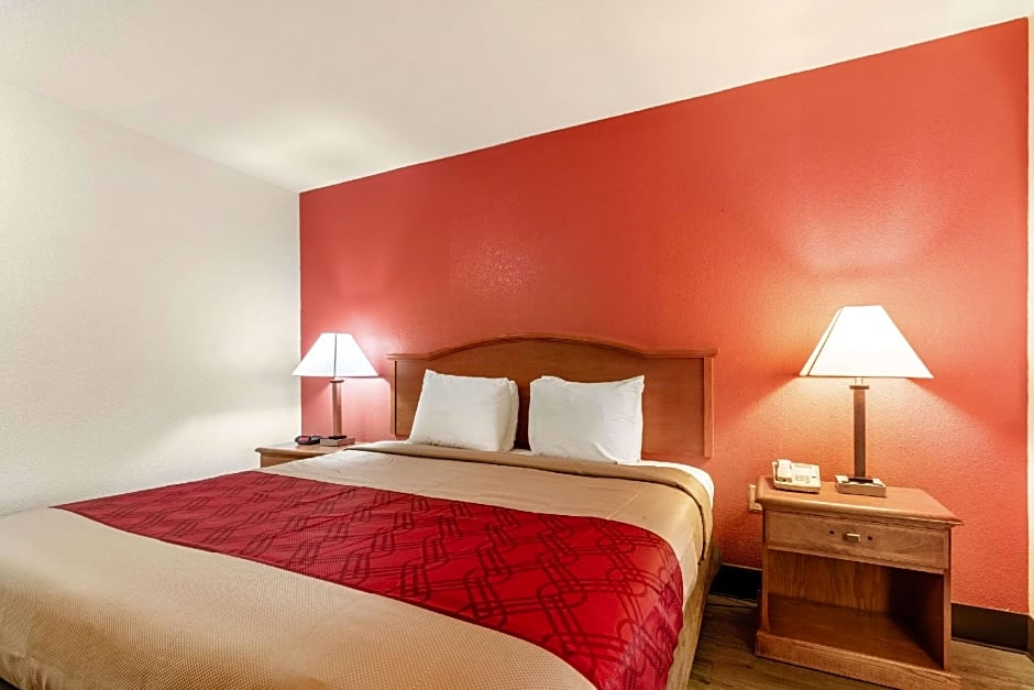 Econo Lodge Inn & Suites Memphis