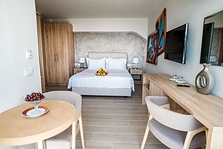 Deluxe Suite with Hot Tub and Caldera View