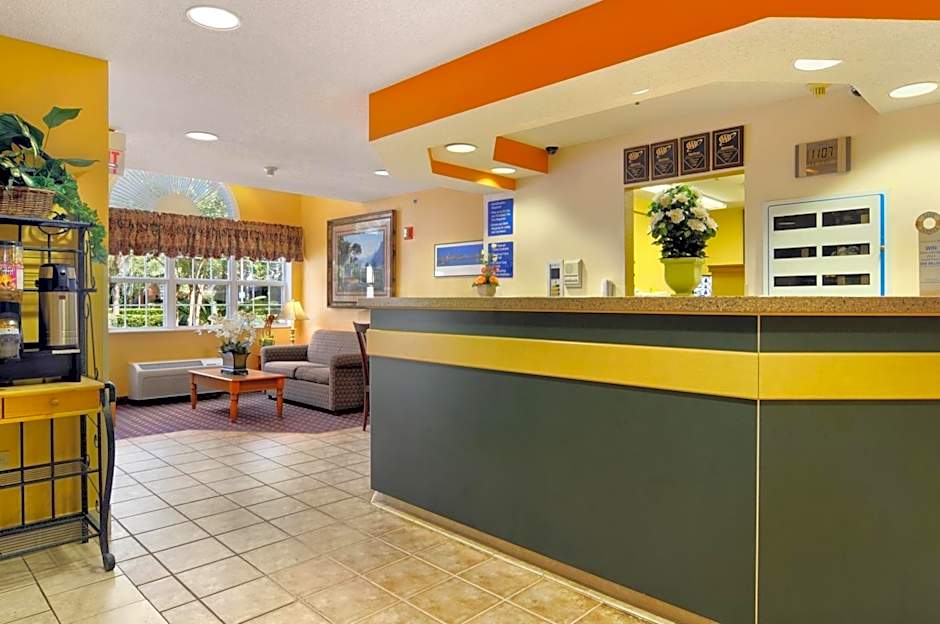 Hometown Inn & Suites Jacksonville Butler Blvd./Southpoint