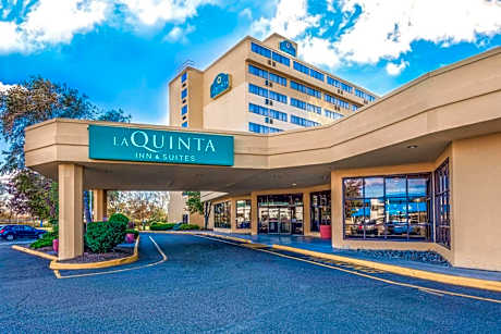 La Quinta Inn and Suites by Wyndham Secaucus Meadowlands