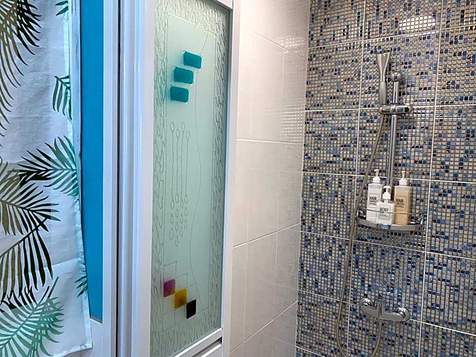 Maximum of 18 people can be rented in one building 3 minutes walk to Tomari Port 10 minutes drive to the airport No parking lot 30 seconds walk from paid parking lot warayunso port city May