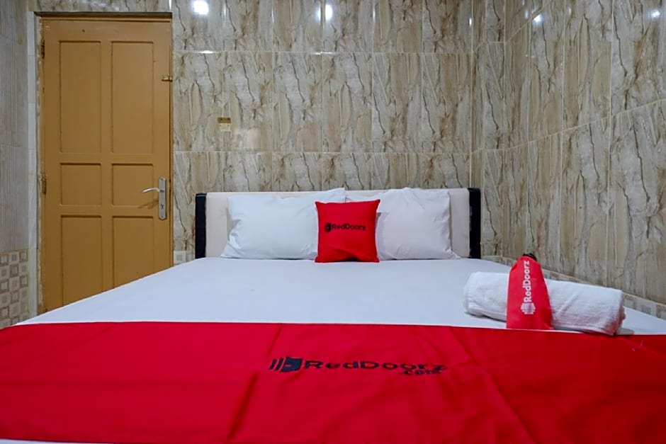 RedDoorz near Kendari Beach 2