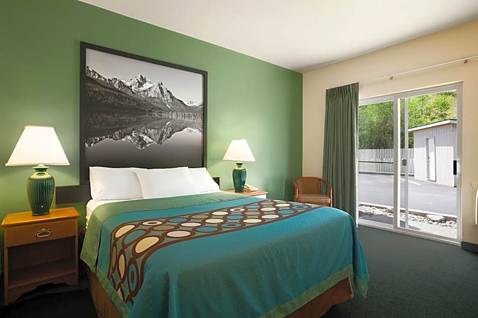 Photo 1 of 6 of 1 Queen Bed, Mobility Accessible, Grab Bars