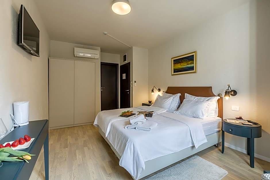 Leonis Restaurant & Rooms