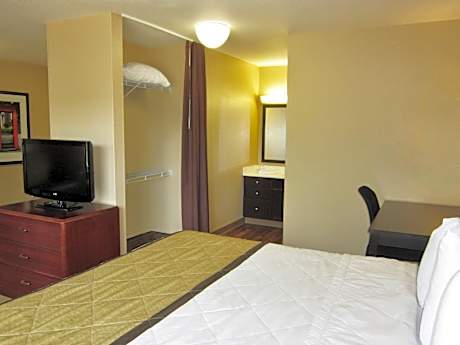 Deluxe Studio with 1 King Bed - Non-Smoking