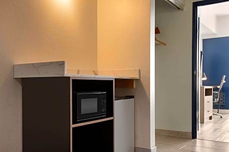 1 King Bed One Bedroom Suite Non-Smoking